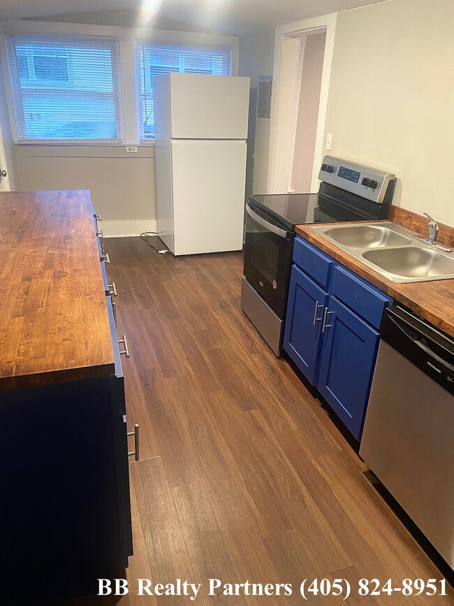 Building Photo - 1121 S Quaker Ave