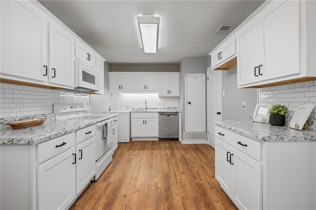 Building Photo - 552 Tamworth Ct