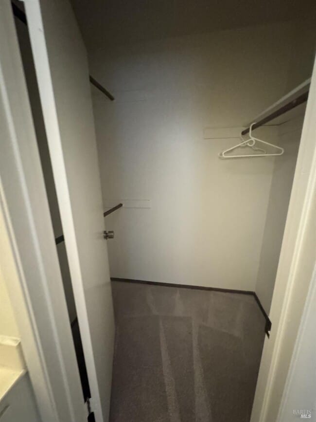 Building Photo - 33 Lakeview Ct