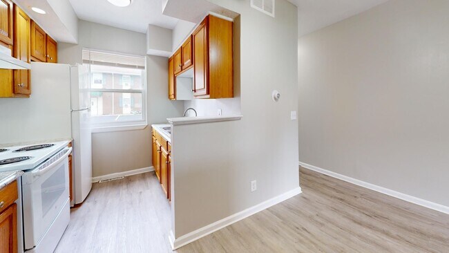 Building Photo - 3 Bedroom/1 bathroom renovated townhouse.