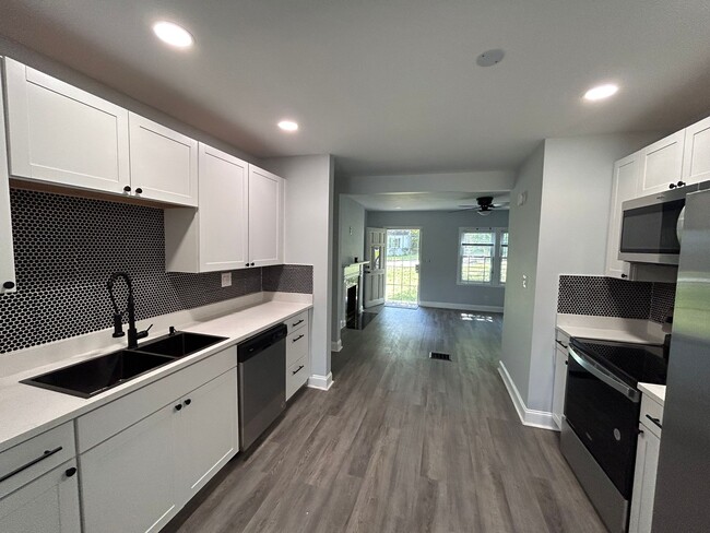 Open kitchen concept - 547 Erin Ave SW