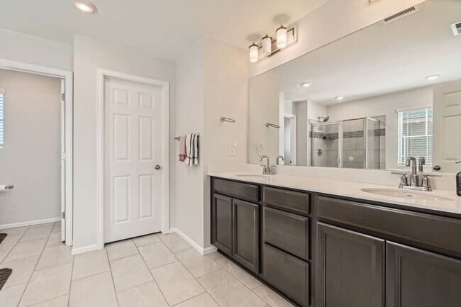 Building Photo - Wonderful 4/2.5 Home in SE Longmont. Large Rooms and Great Fenced Yard. Attached Garage.