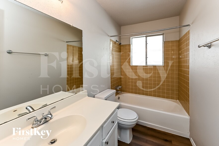 Building Photo - 10811 Forest Leaf Dr