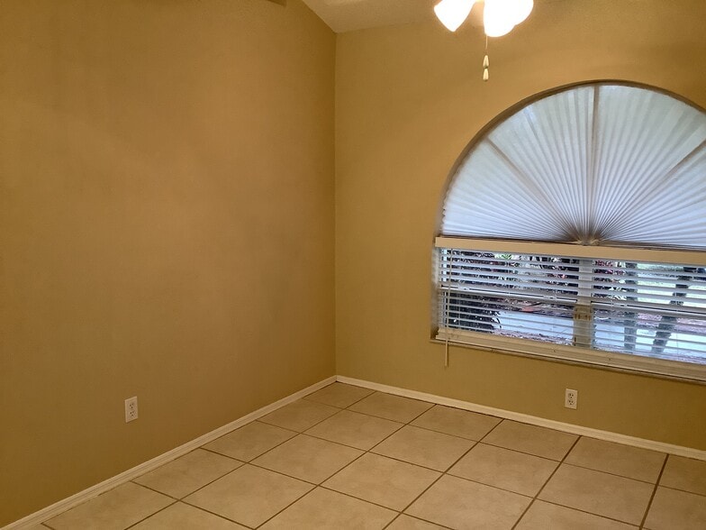 Building Photo - 2022 Blue Heron Dr