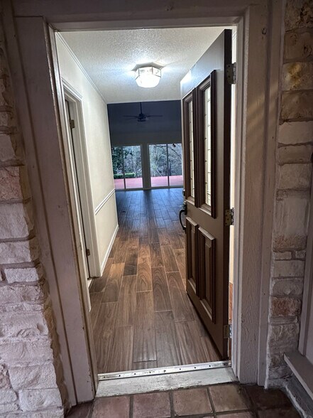 Building Photo - 1109 Lohmans Crossing Rd