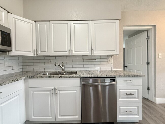 Building Photo - 1375 Tuscola St