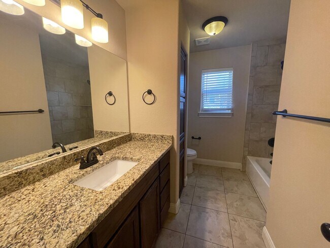 Building Photo - 3BD/2.5BA Benbrook Townhome – 9-Ft Ceilings, Granite Kitchen, Walk-In Master Shower, Attached Gar...