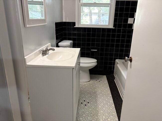 Building Photo - 1524 Waldman Ave