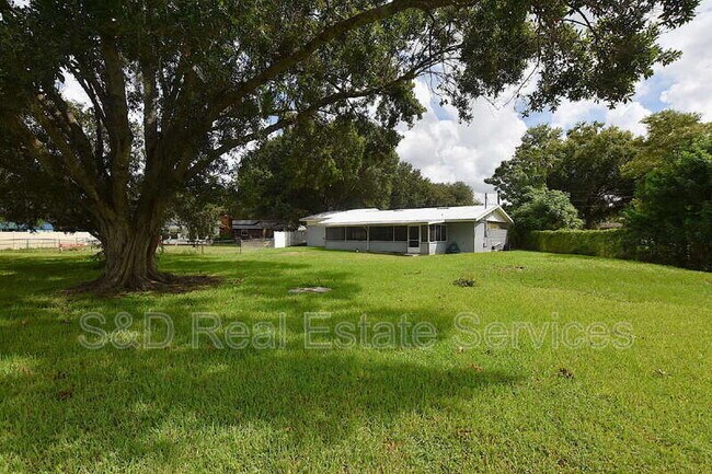 Building Photo - 561 Lake Bonny Dr E