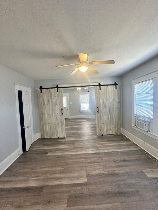 Building Photo - 7 minutes from the world's most beautiful ...