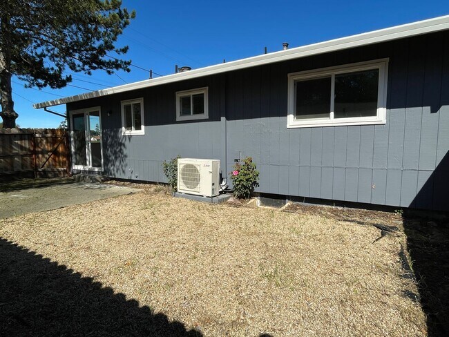 Building Photo - 12-775