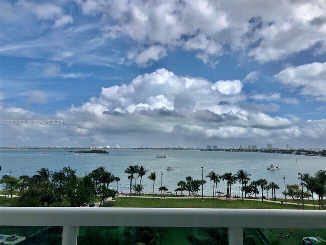 Building Photo - 1800 N Bayshore Dr