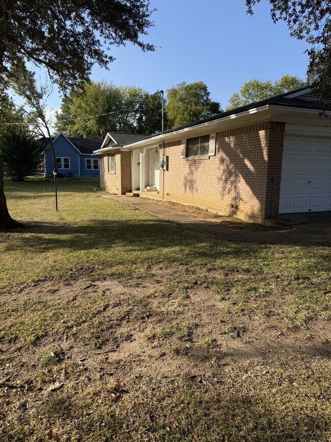 Building Photo - 915 N Spring St