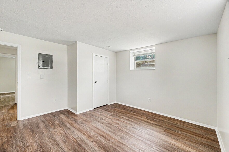 Building Photo - 562 Glenwood Ave