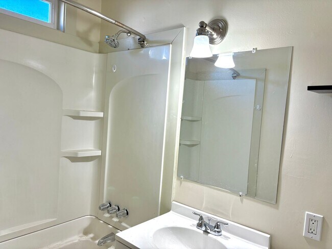 Building Photo - Powellhurst-Gilbert Updated 4 Bedroom/2 Ba...