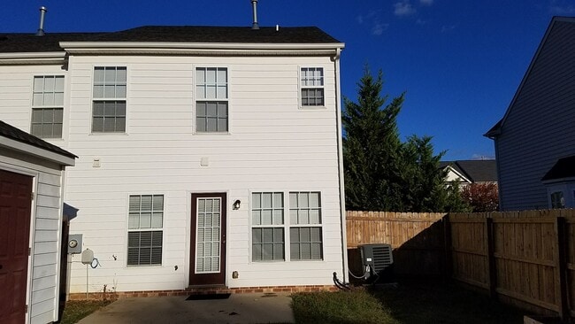 Building Photo - 3 bed, 2.5 Bath 1440sf End-Unit Henrico To...