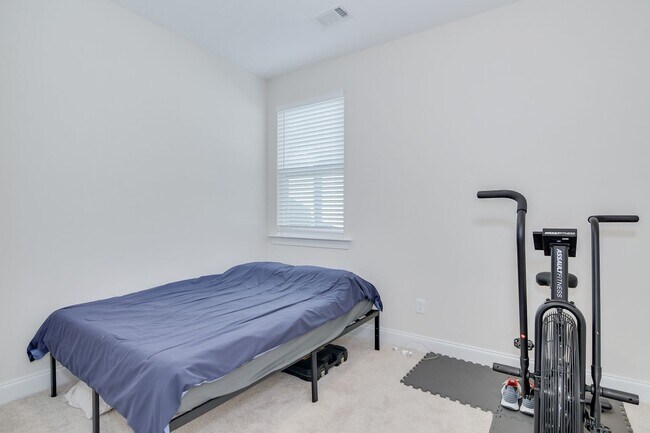 Building Photo - 3 Bedroom 2 Bathroom Ranch