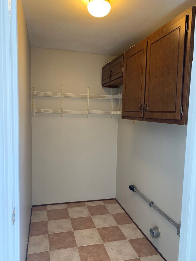Building Photo - Updated 3 Bedroom Located Off Jefferson Rd - Lawncare Included!