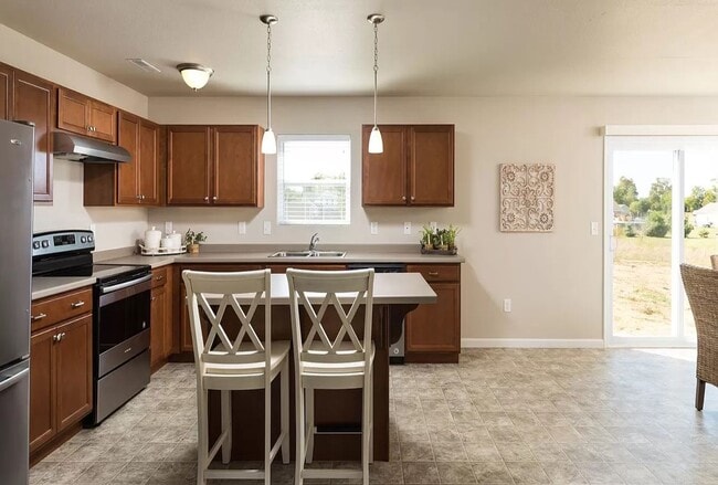 Building Photo - Newer 2000 sq ft 4 bedroom home for Lease