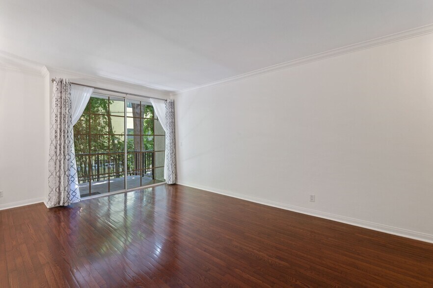 Building Photo - 1375 Kelton Ave
