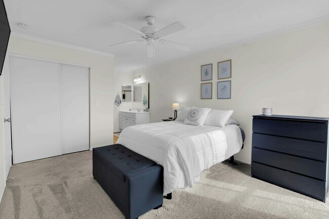 Building Photo - 6924 Hyde Park Dr