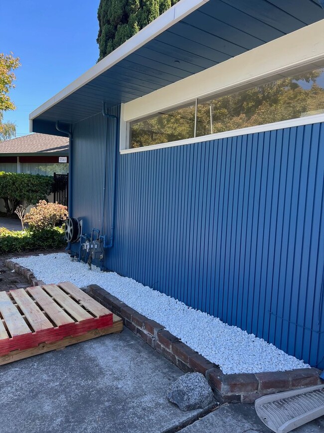 Building Photo - GORGEOUS 4 Bed/3 Bath Home *New Flooring* ...