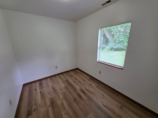 Building Photo - 3 Bedroom / 1.5 Bath Home in Lake Station