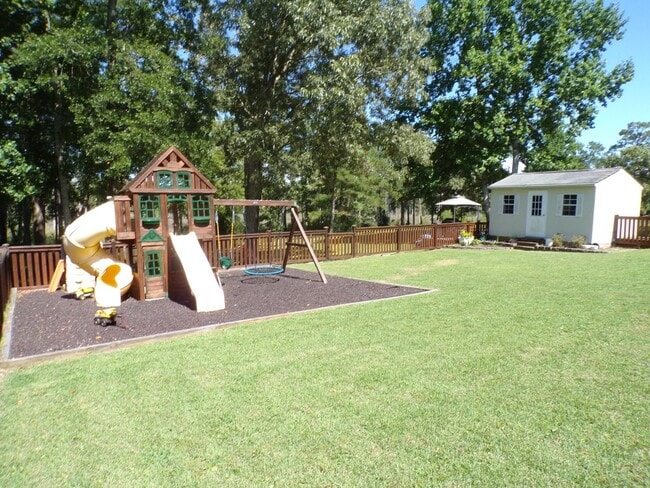 Building Photo - 4 Bedroom 2.5 Bathroom located in Old Mill...