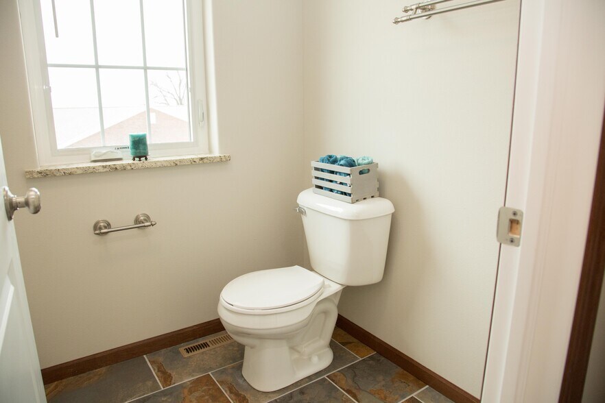 Second full bathroom - 6353 Pawnee Ln