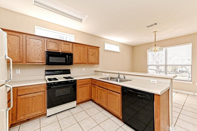 Building Photo - 117 Larkspur Ln