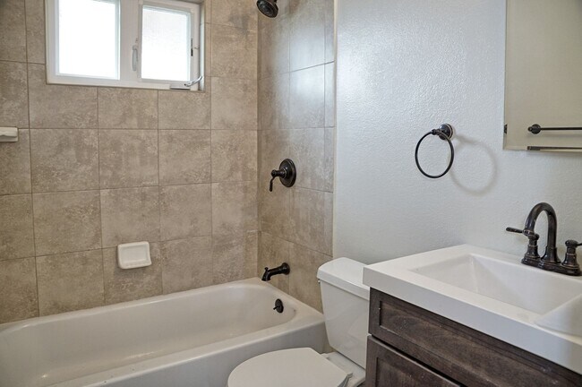 Building Photo - $3,690 / Gorgeous Remodeled 3BR/2BA Home in Newark City