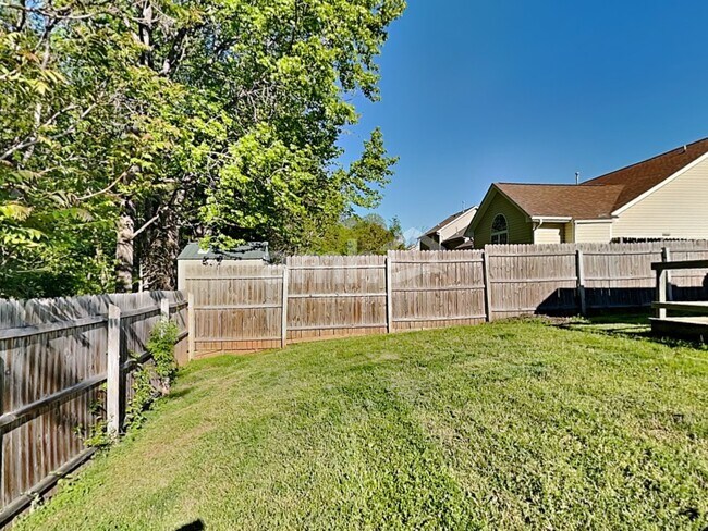 Building Photo - 555 Whistling Swan Dr