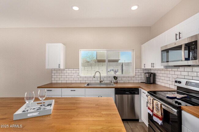 Building Photo - 2746 W Pima St