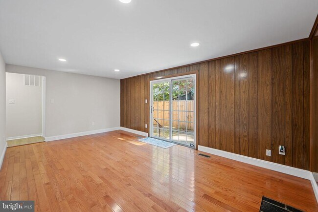 Building Photo - 3301 Fallowfield Dr
