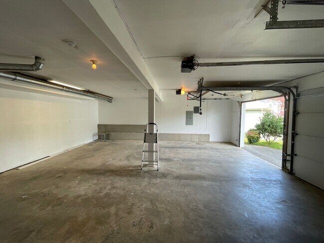 Building Photo - 38019 24th Ct S