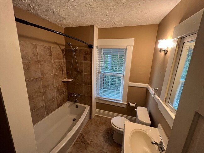 Building Photo - Beautiful house for rent!