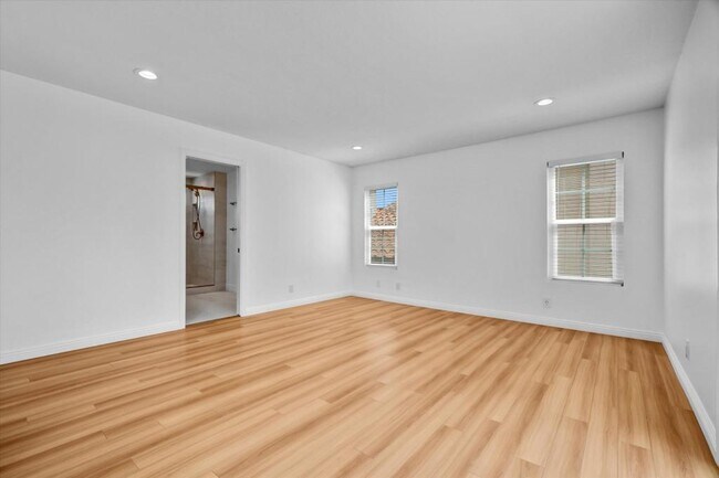 Building Photo - 331 Ogle St