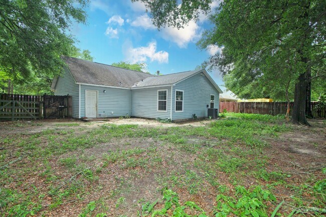 Building Photo - 3BR Home in Milton | All Tile Flooring (No Carpet) | Fenced Yard + Garage | Available 5/1.