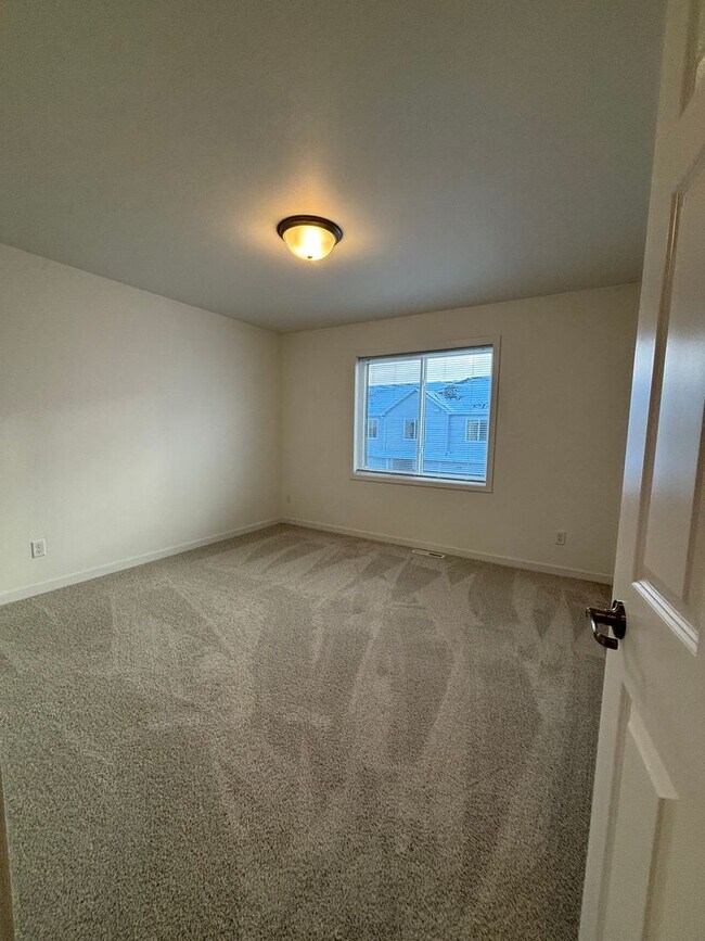 Building Photo - 3 Bed 3 Bath Townhome