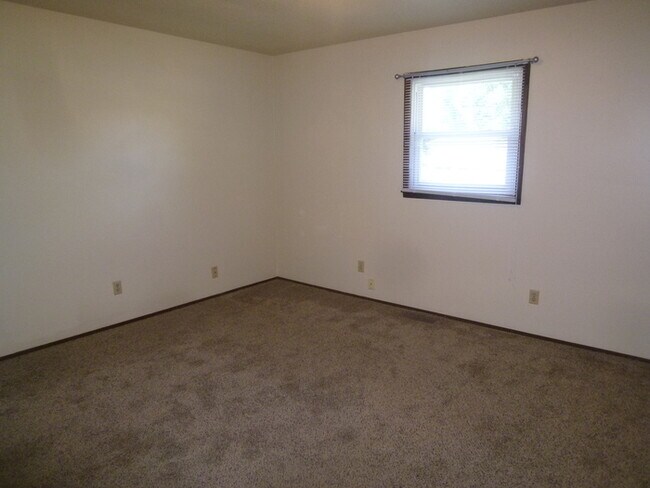 Building Photo - 2 Bedroom Duplex with Attached Garage