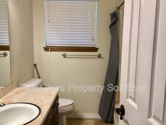 Building Photo - 2807 S Estate Dr