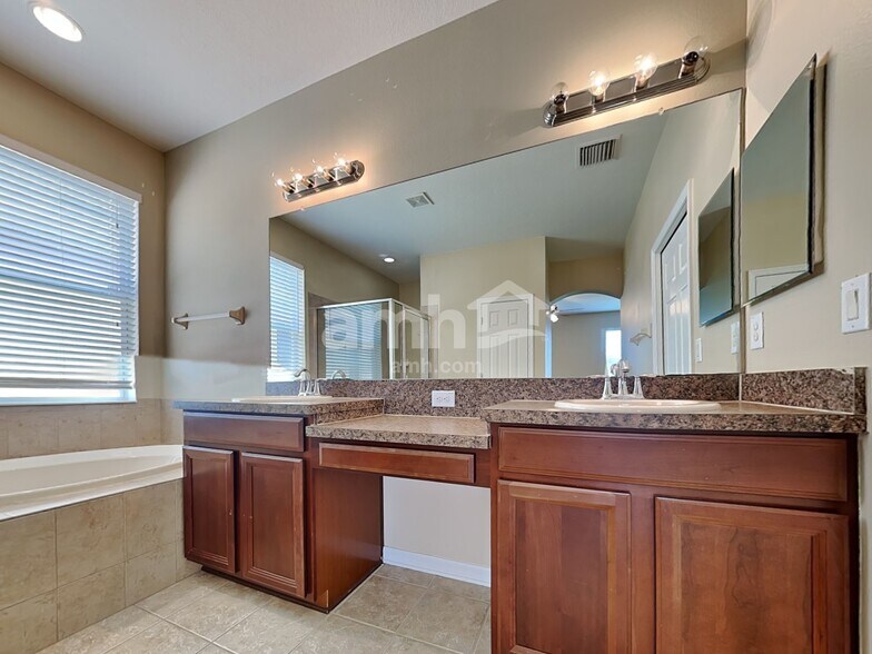 Building Photo - 7131 Forest Mere Dr