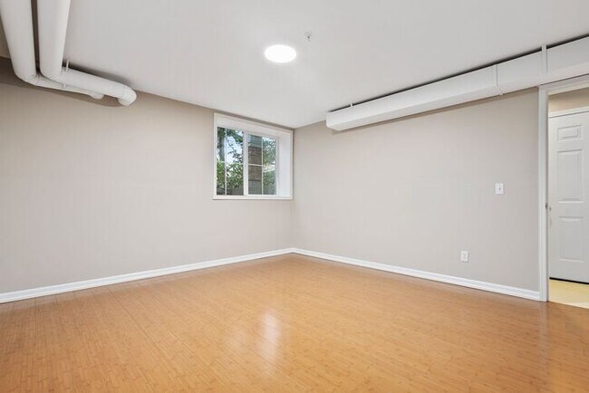 Building Photo - AIR CONDITIONED Townhome in Beautiful Summ...