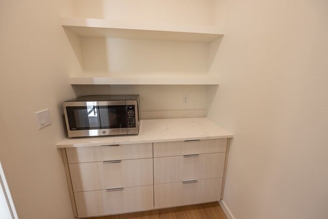 Building Photo - Riverside Townhomes - Waterfront Living in...