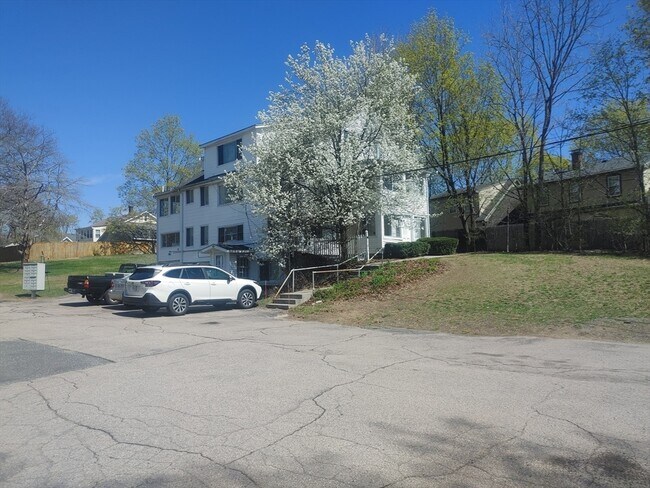 Building Photo - 65 Curve St