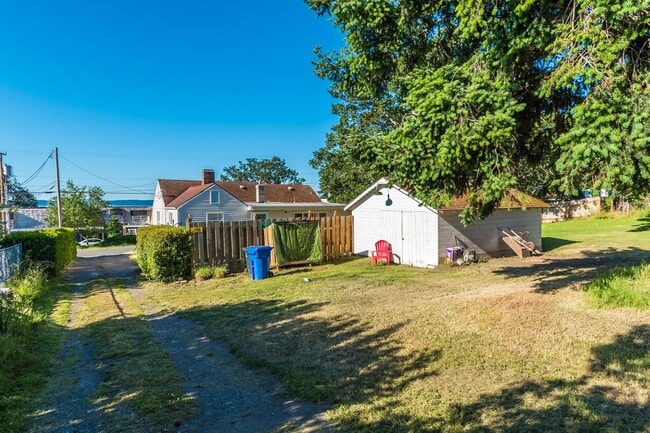 Building Photo - Three Bedroom One Bath House