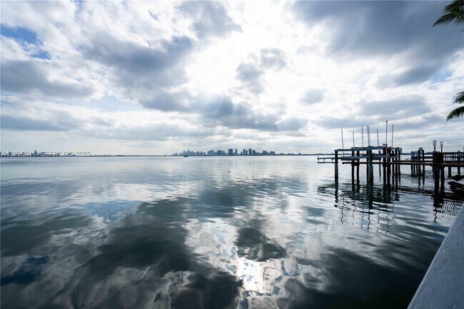 Building Photo - 1750 S Treasure Dr