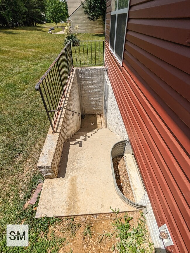 Building Photo - 7904 Birdsong Dr