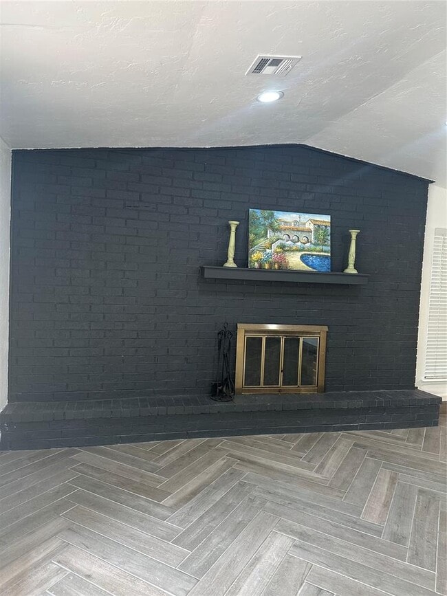 Building Photo - 1318 Alviola Ave