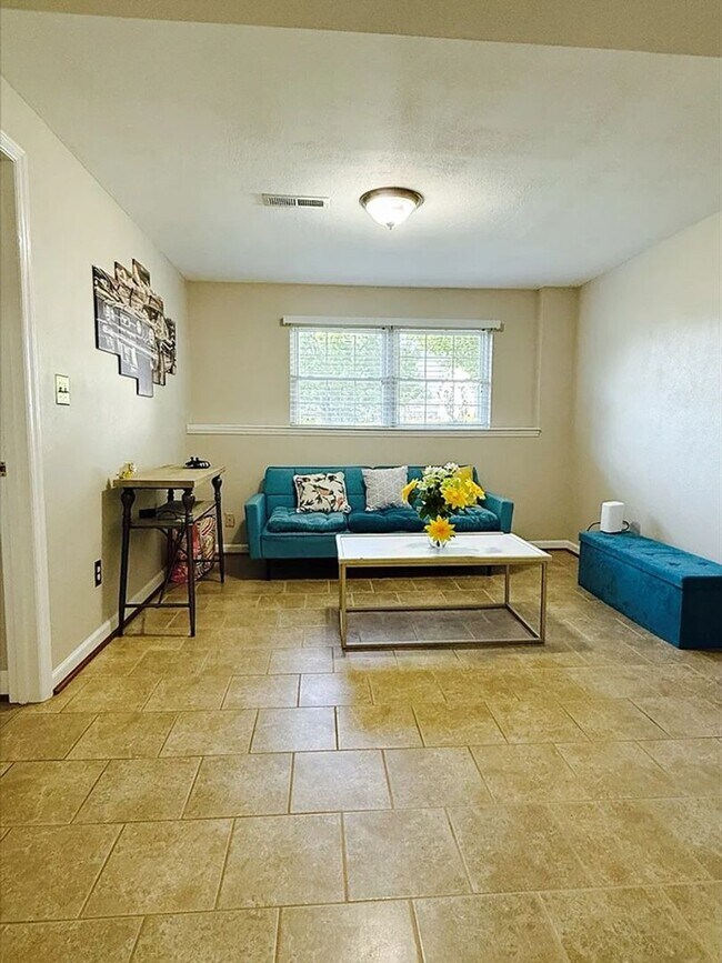 Building Photo - 133 Gala Dr